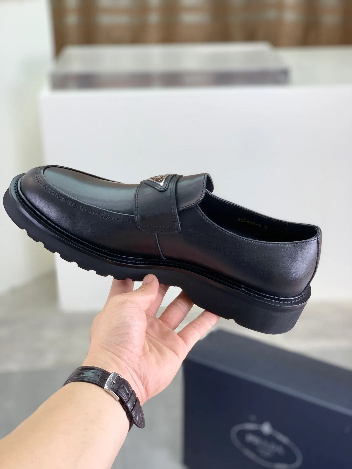 Factory price P860 💰Original quality, top version🔱 ＰＲＡＤＡPrada. Men's business casual leather shoes, top-quality leather shoes. 1:1 shipment ⬆️Luxurious and noble 👞All imported original color-rubbed edge beads, just to create a more comfortable wearing experience. Upper: Original comfortable open-edge bead rubbed color calfskin ➕Top imported water-dyed full cow lining, original lightweight and comfortable TPU foam combination bottom ✔️Code number: 39-45 (38.46 47 can be customized)